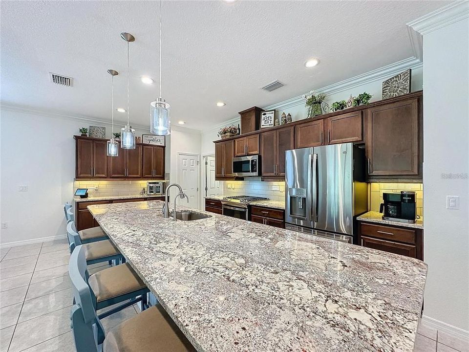 For Sale: $350,000 (3 beds, 2 baths, 1900 Square Feet)