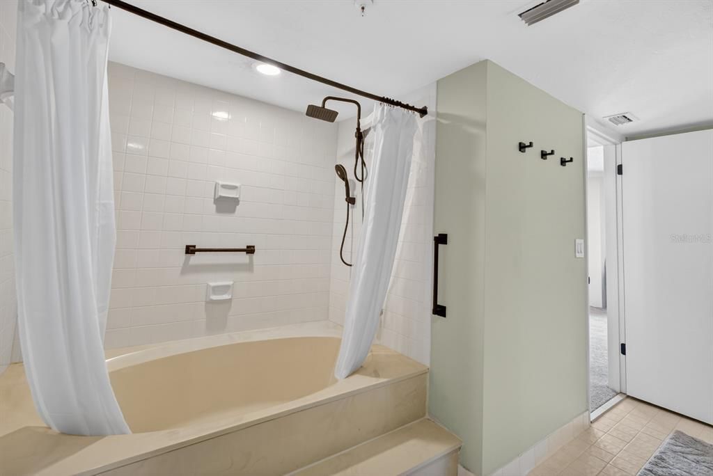 En Venta: $349,000 (2 camas, 2 baños, 1372 Pies cuadrados)