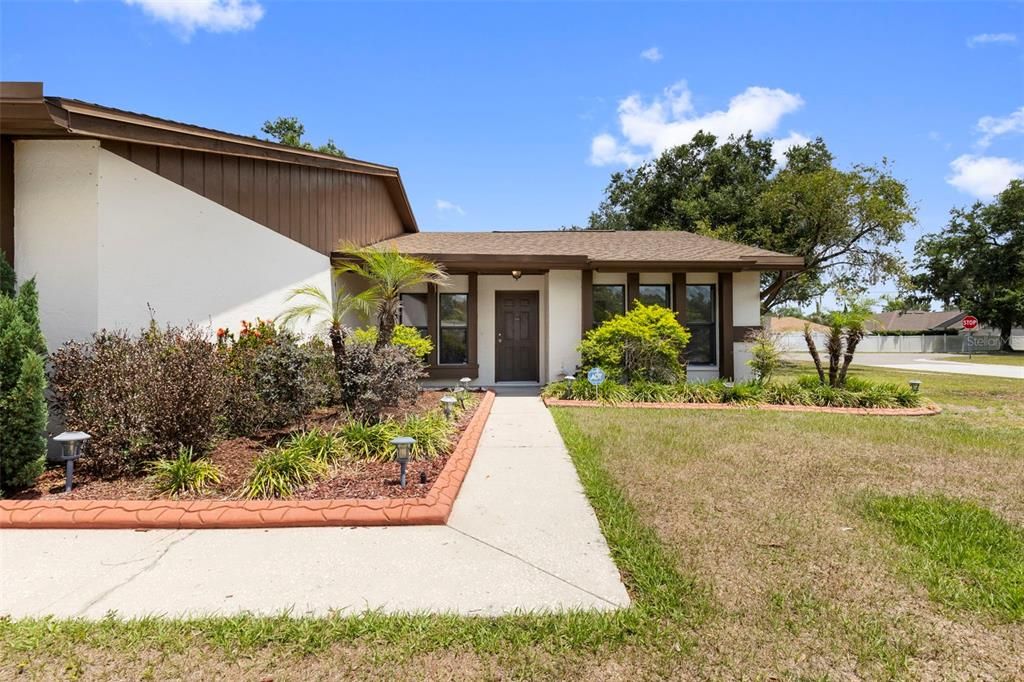 Activo con contrato: $310,000 (3 camas, 2 baños, 1381 Pies cuadrados)