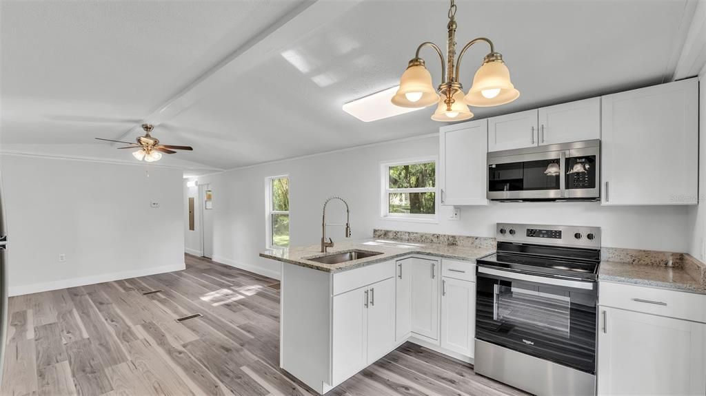 For Sale: $139,900 (2 beds, 1 baths, 672 Square Feet)