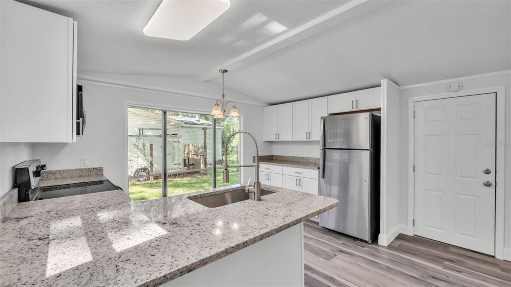For Sale: $139,900 (2 beds, 1 baths, 672 Square Feet)