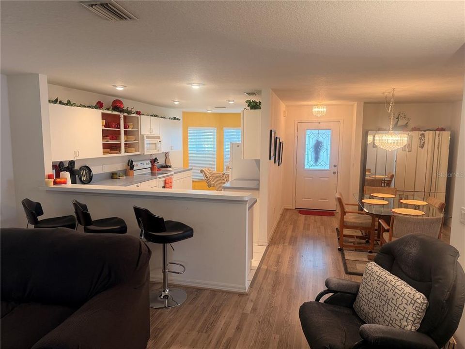 For Sale: $215,000 (2 beds, 2 baths, 1237 Square Feet)