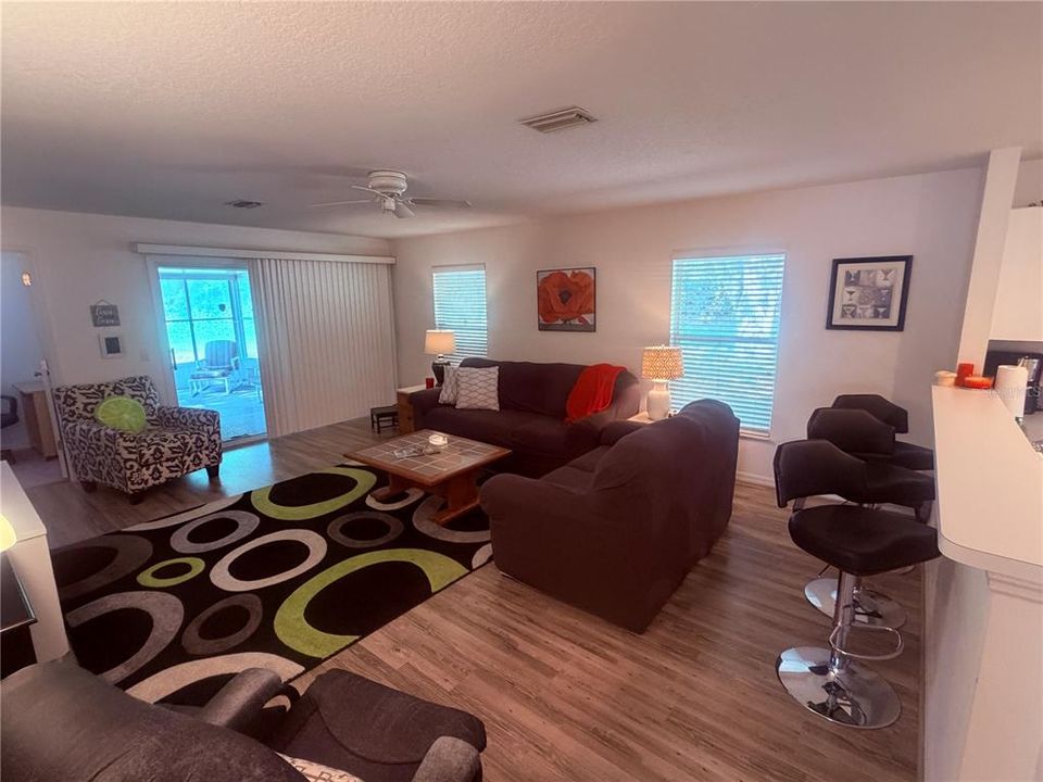 For Sale: $215,000 (2 beds, 2 baths, 1237 Square Feet)