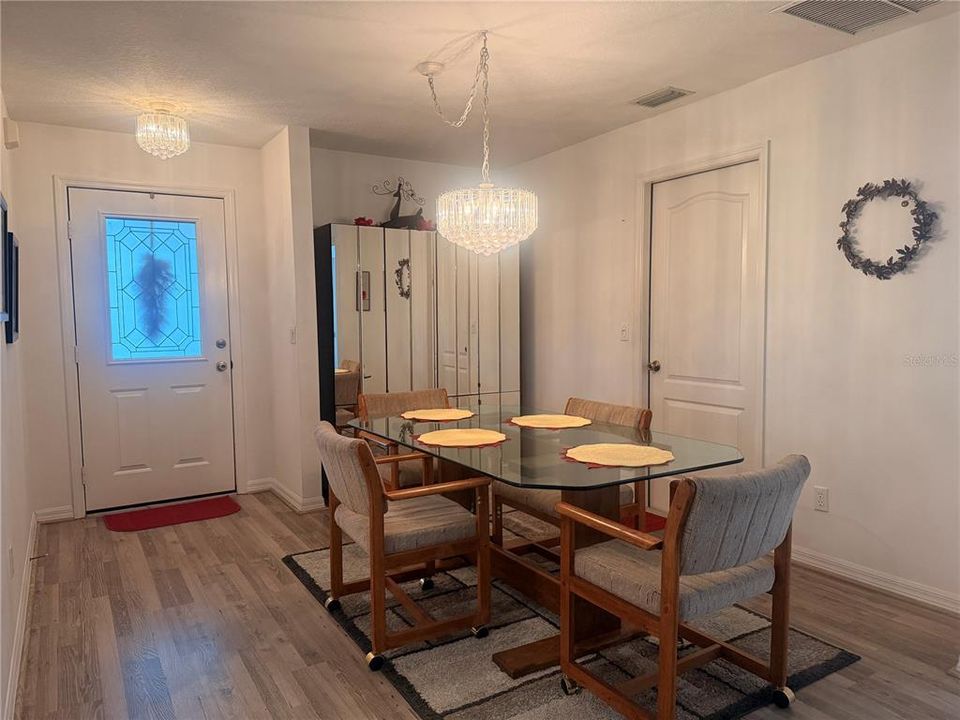 For Sale: $215,000 (2 beds, 2 baths, 1237 Square Feet)