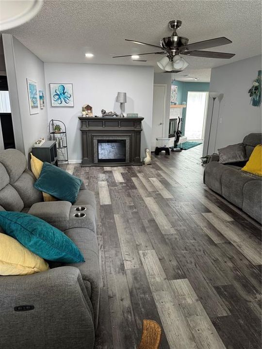 Active With Contract: $229,900 (2 beds, 2 baths, 1541 Square Feet)
