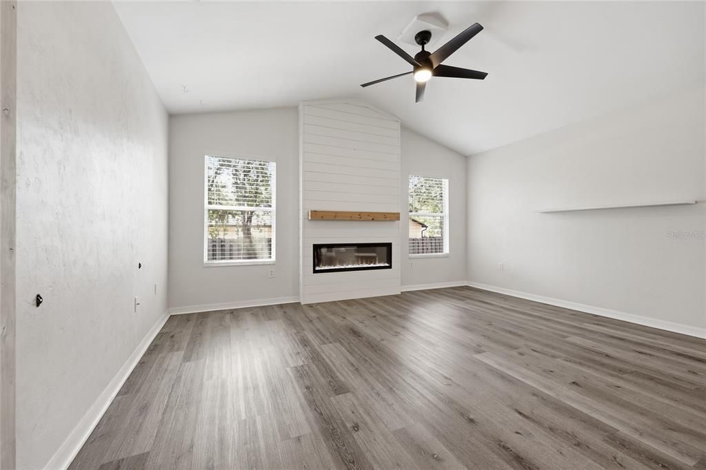 Activo con contrato: $395,000 (3 camas, 2 baños, 1827 Pies cuadrados)