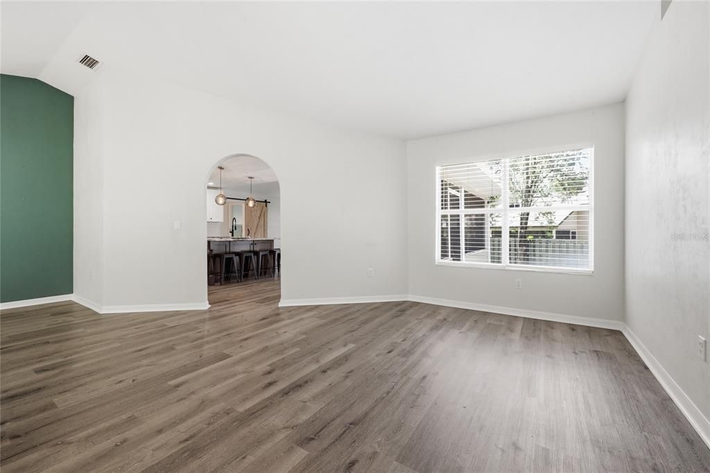Activo con contrato: $395,000 (3 camas, 2 baños, 1827 Pies cuadrados)