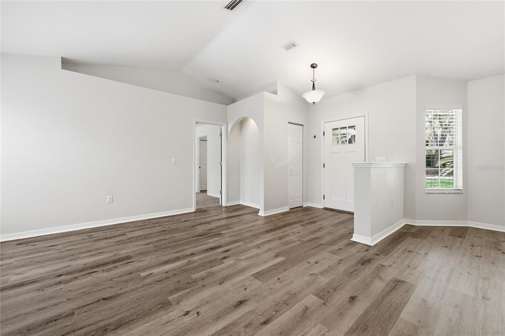 Activo con contrato: $395,000 (3 camas, 2 baños, 1827 Pies cuadrados)