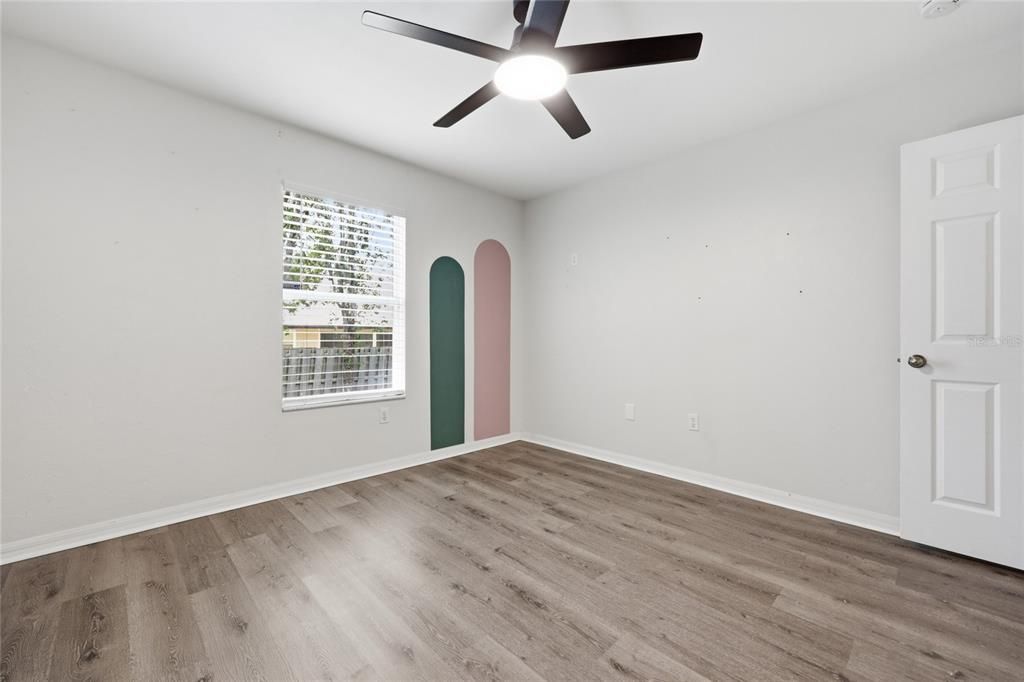 Activo con contrato: $395,000 (3 camas, 2 baños, 1827 Pies cuadrados)
