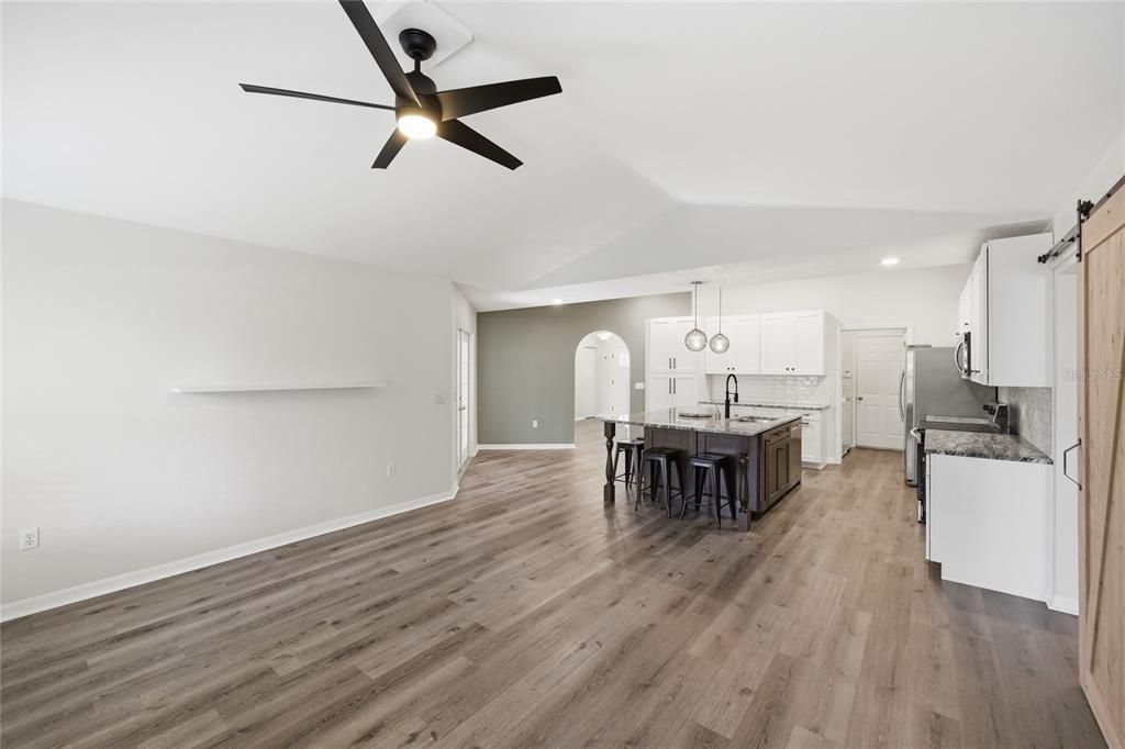 Activo con contrato: $395,000 (3 camas, 2 baños, 1827 Pies cuadrados)