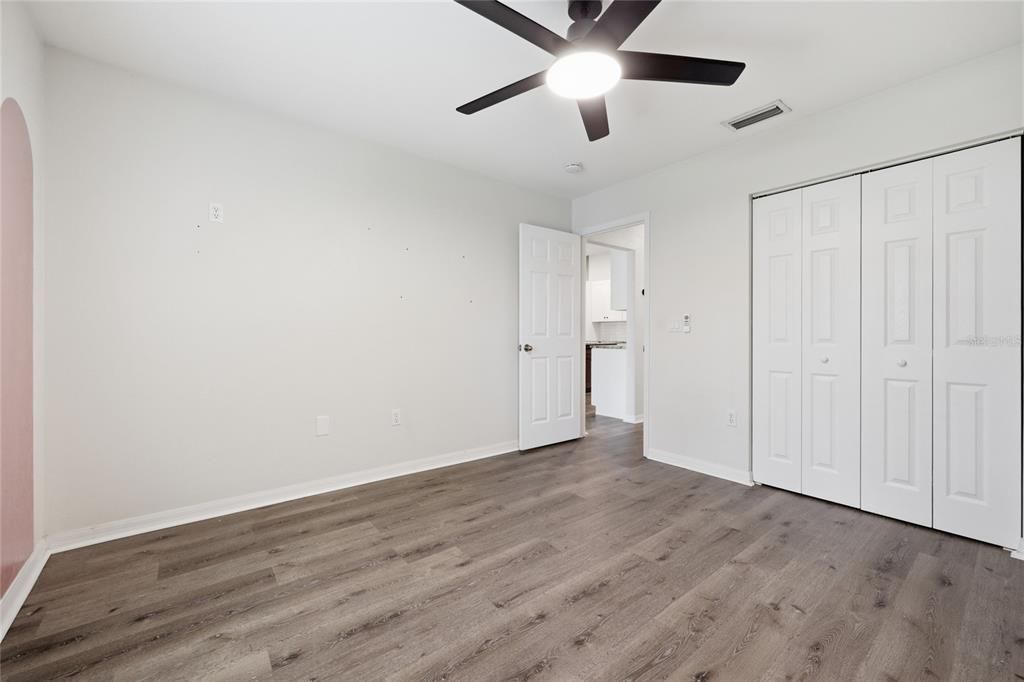 Activo con contrato: $395,000 (3 camas, 2 baños, 1827 Pies cuadrados)