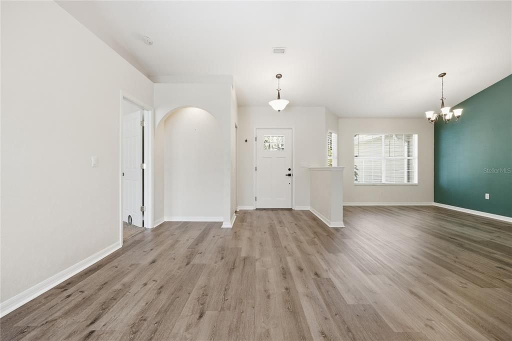 Activo con contrato: $395,000 (3 camas, 2 baños, 1827 Pies cuadrados)