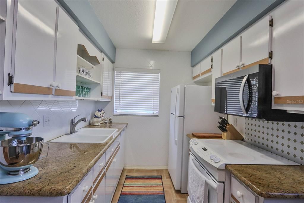 Active With Contract: $98,900 (2 beds, 2 baths, 937 Square Feet)
