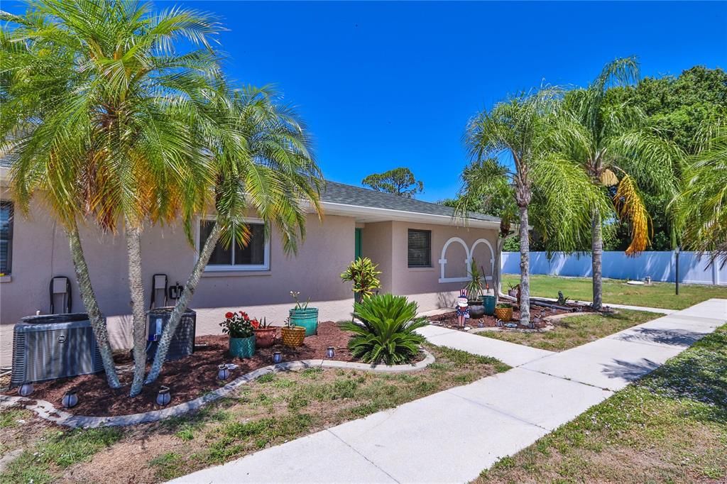 Active With Contract: $98,900 (2 beds, 2 baths, 937 Square Feet)