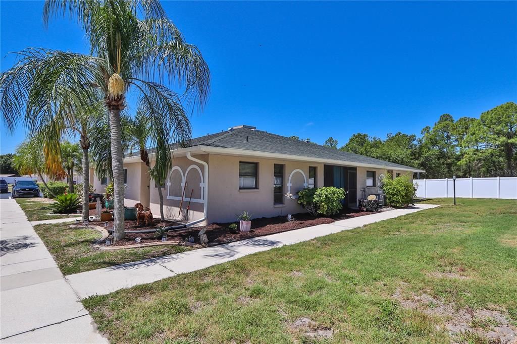 Active With Contract: $98,900 (2 beds, 2 baths, 937 Square Feet)