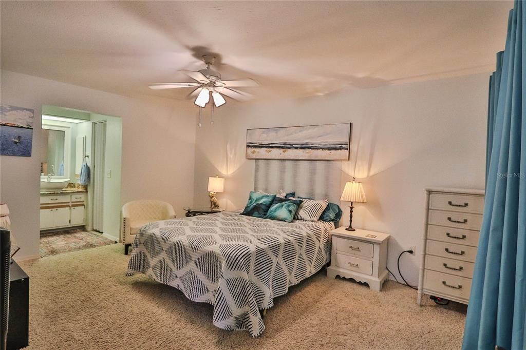 Active With Contract: $98,900 (2 beds, 2 baths, 937 Square Feet)