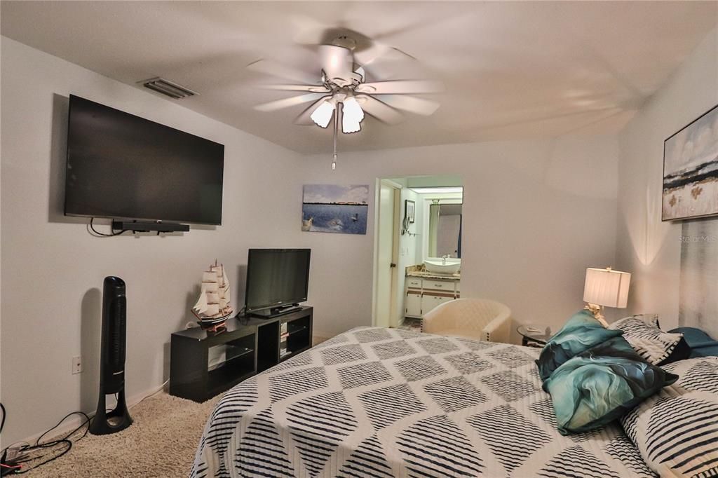 Active With Contract: $98,900 (2 beds, 2 baths, 937 Square Feet)