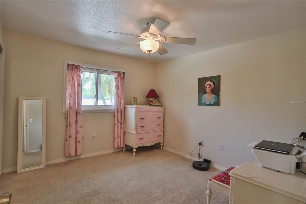 Active With Contract: $98,900 (2 beds, 2 baths, 937 Square Feet)