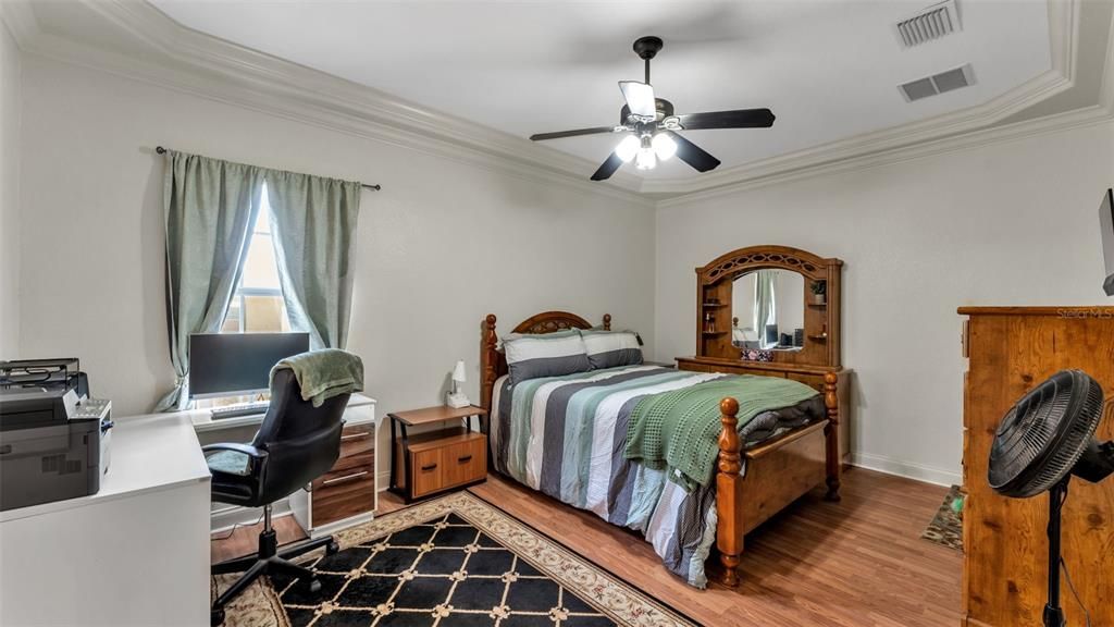 Под контрактом: $369,900 (4 спален, 2 ванн, 1911 Квадратных фут)