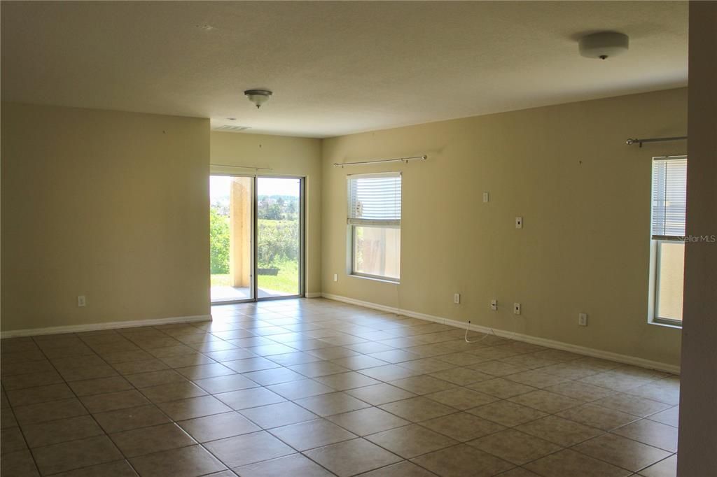 Activo con contrato: $299,000 (3 camas, 2 baños, 1760 Pies cuadrados)