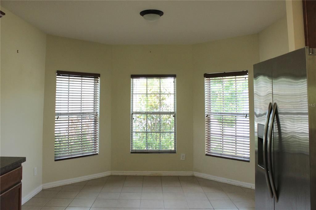 Activo con contrato: $299,000 (3 camas, 2 baños, 1760 Pies cuadrados)