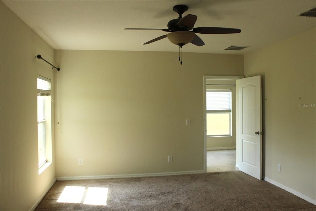Activo con contrato: $299,000 (3 camas, 2 baños, 1760 Pies cuadrados)