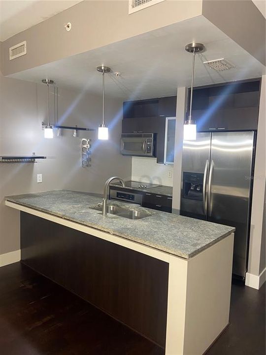 Active With Contract: $2,100 (1 beds, 1 baths, 622 Square Feet)