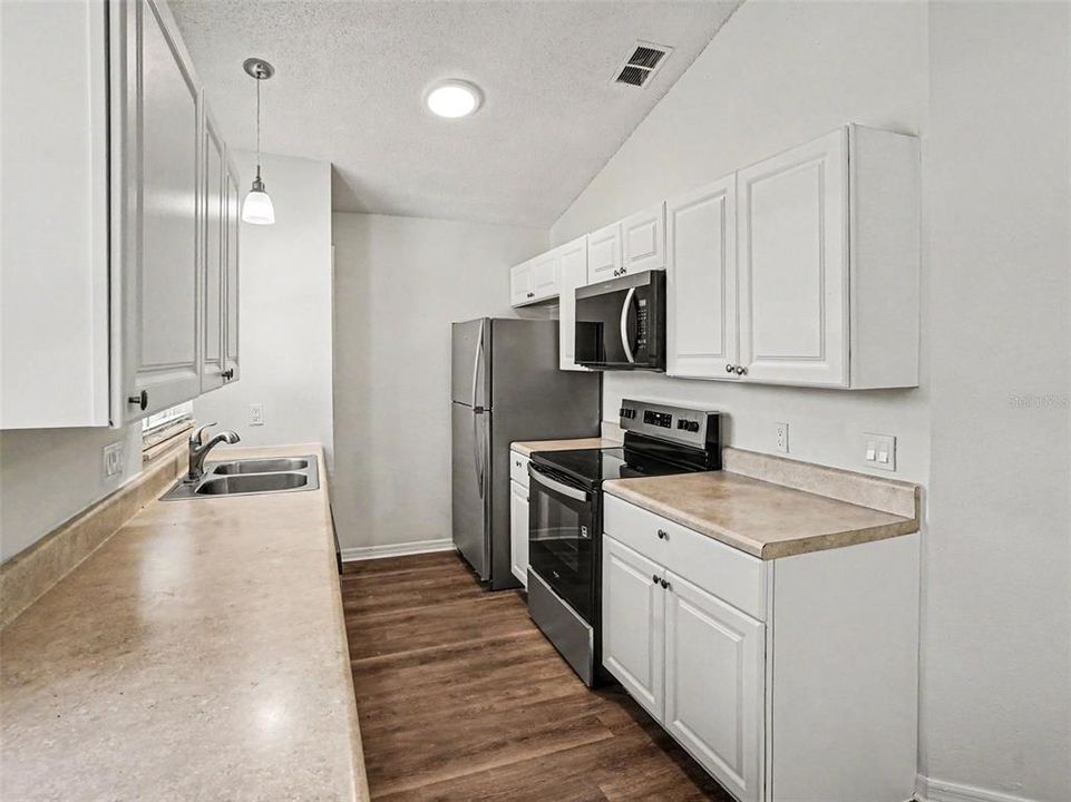 Active With Contract: $324,900 (3 beds, 2 baths, 1617 Square Feet)