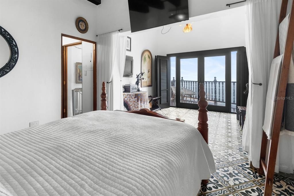 For Sale: $2,300,000 (2 beds, 2 baths, 1646 Square Feet)