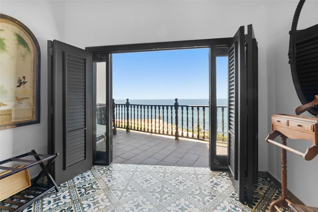 For Sale: $2,300,000 (2 beds, 2 baths, 1646 Square Feet)
