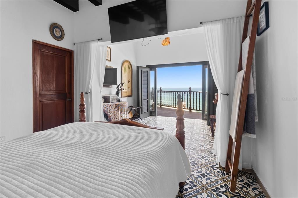 For Sale: $2,300,000 (2 beds, 2 baths, 1646 Square Feet)