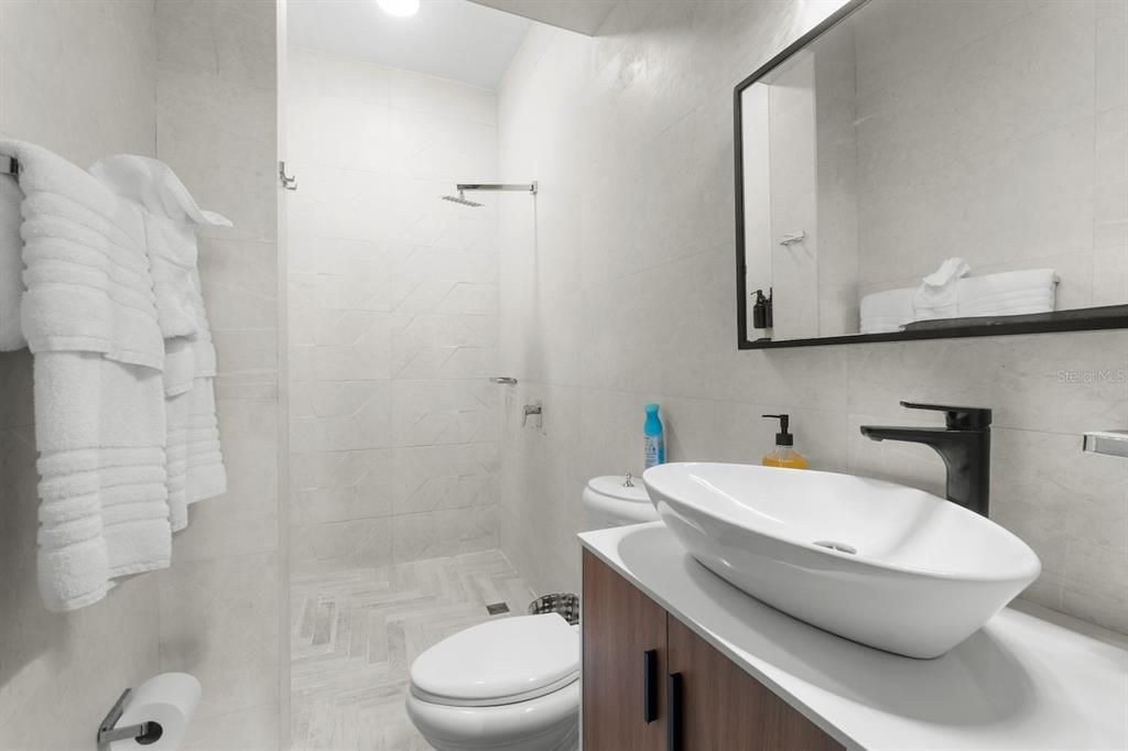 For Sale: $2,300,000 (2 beds, 2 baths, 1646 Square Feet)