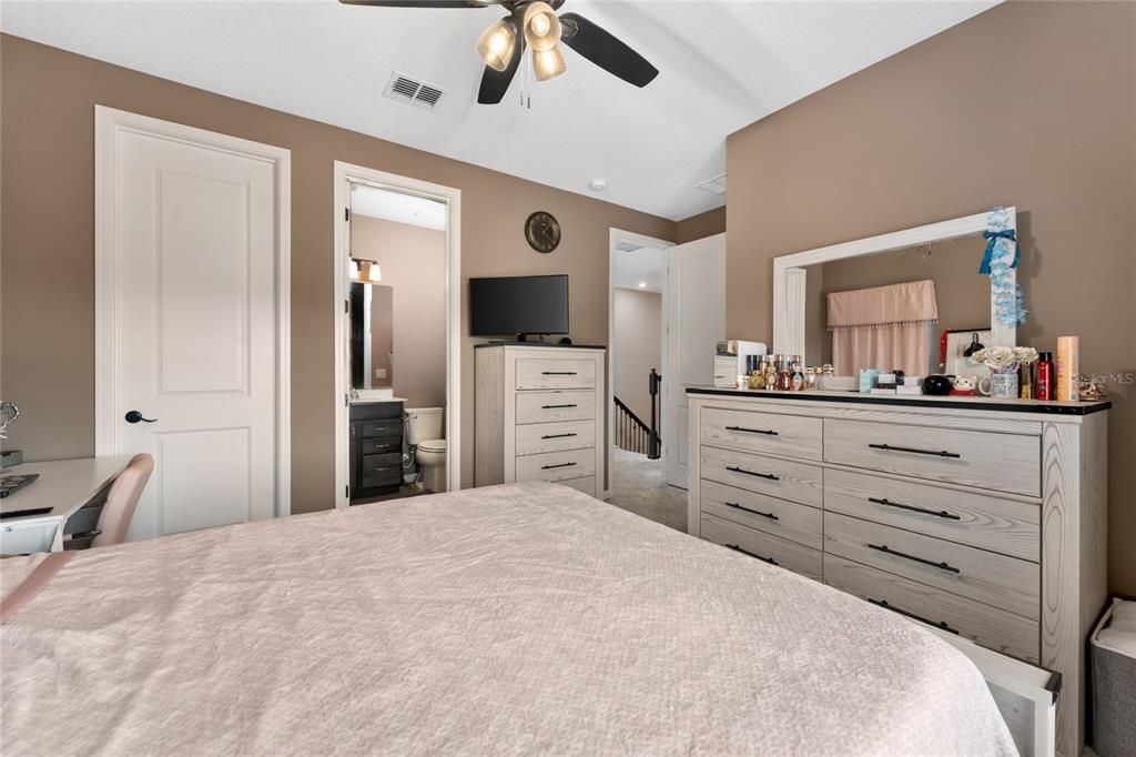 For Sale: $1,060,000 (5 beds, 4 baths, 3333 Square Feet)