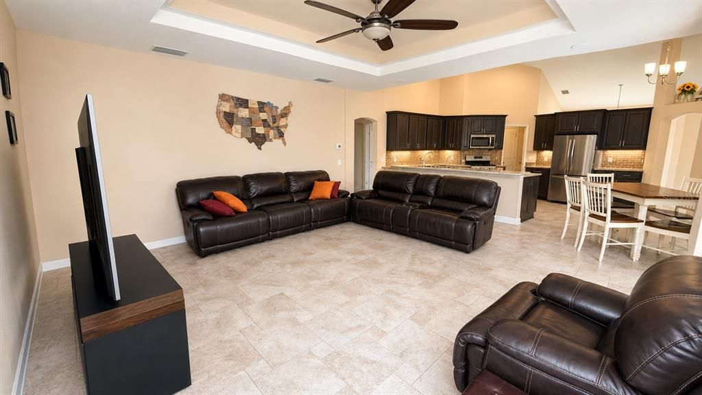 En Venta: $849,900 (4 camas, 3 baños, 2682 Pies cuadrados)