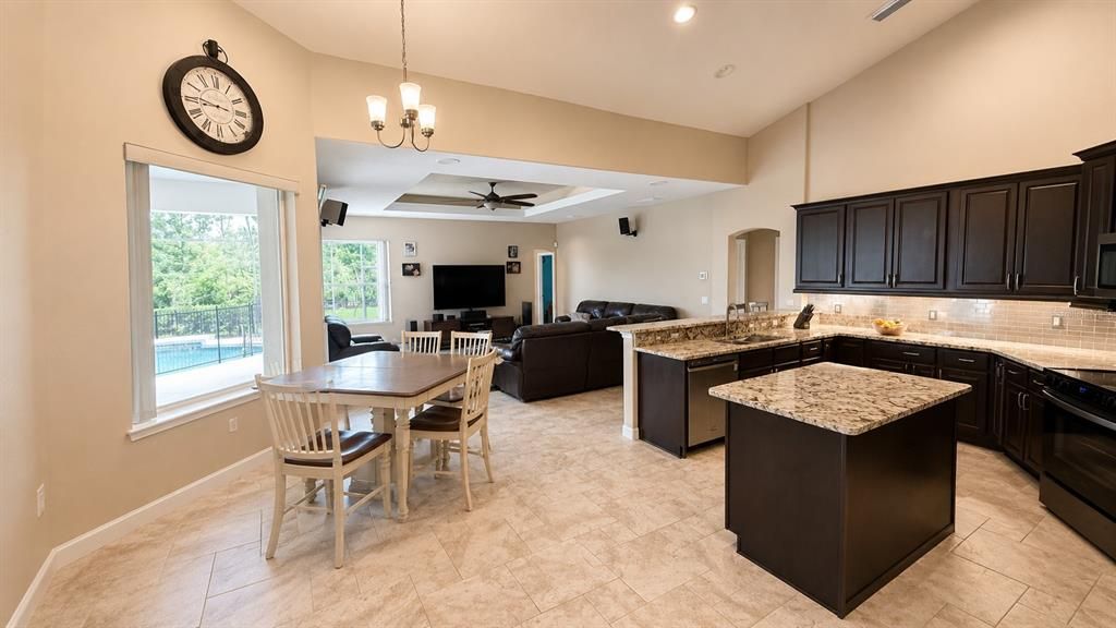 En Venta: $849,900 (4 camas, 3 baños, 2682 Pies cuadrados)