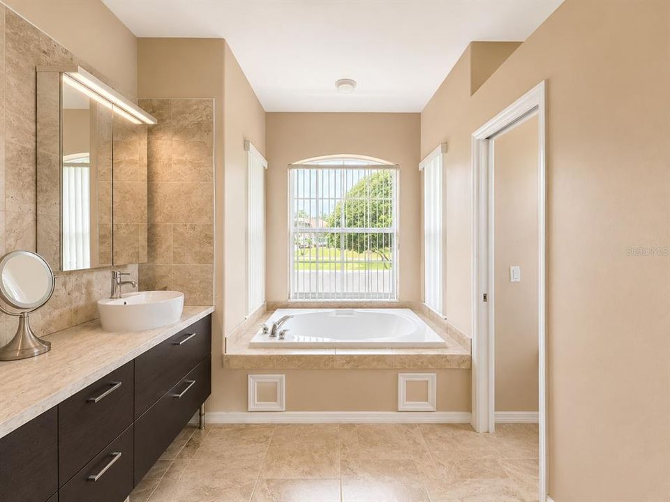 En Venta: $849,900 (4 camas, 3 baños, 2682 Pies cuadrados)