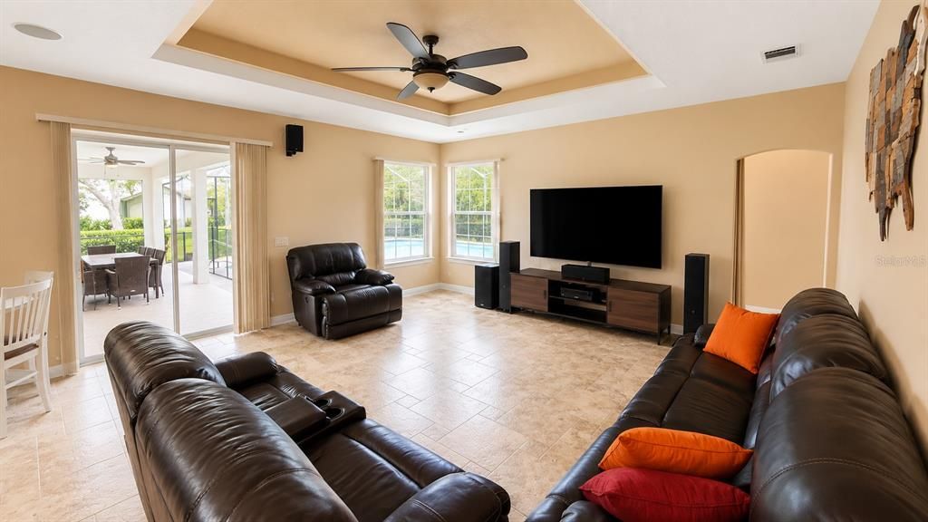 En Venta: $849,900 (4 camas, 3 baños, 2682 Pies cuadrados)