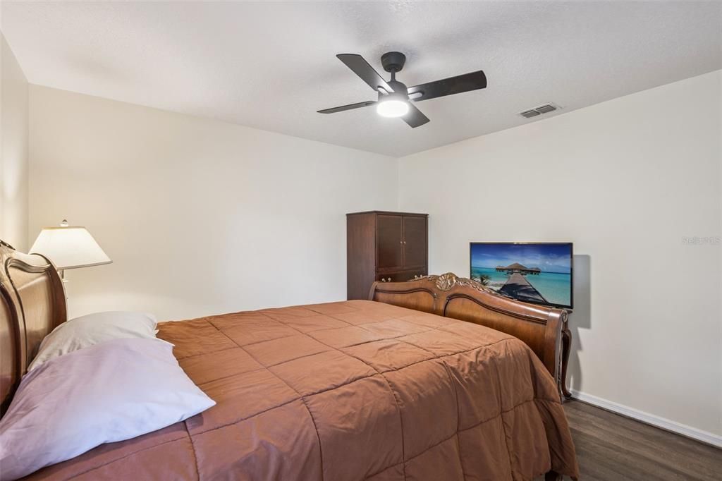 Activo con contrato: $415,000 (3 camas, 2 baños, 2090 Pies cuadrados)