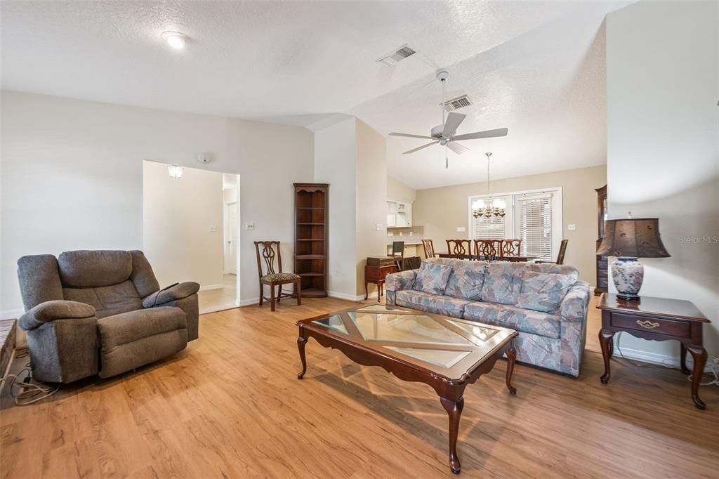Activo con contrato: $415,000 (3 camas, 2 baños, 2090 Pies cuadrados)