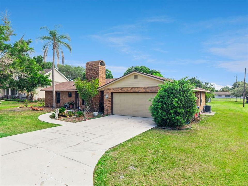 Activo con contrato: $415,000 (3 camas, 2 baños, 2090 Pies cuadrados)