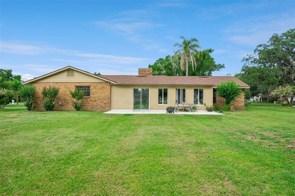 Activo con contrato: $415,000 (3 camas, 2 baños, 2090 Pies cuadrados)