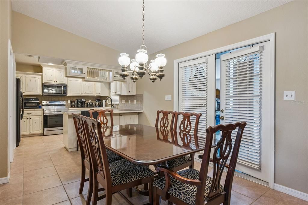 Activo con contrato: $415,000 (3 camas, 2 baños, 2090 Pies cuadrados)