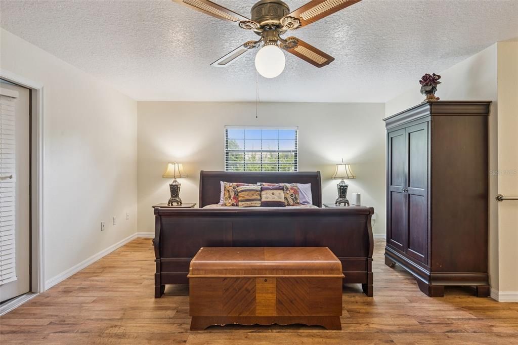 Activo con contrato: $415,000 (3 camas, 2 baños, 2090 Pies cuadrados)