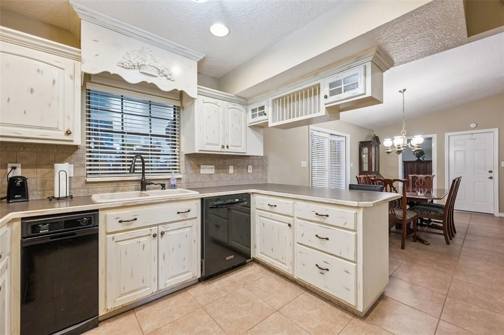 Activo con contrato: $415,000 (3 camas, 2 baños, 2090 Pies cuadrados)