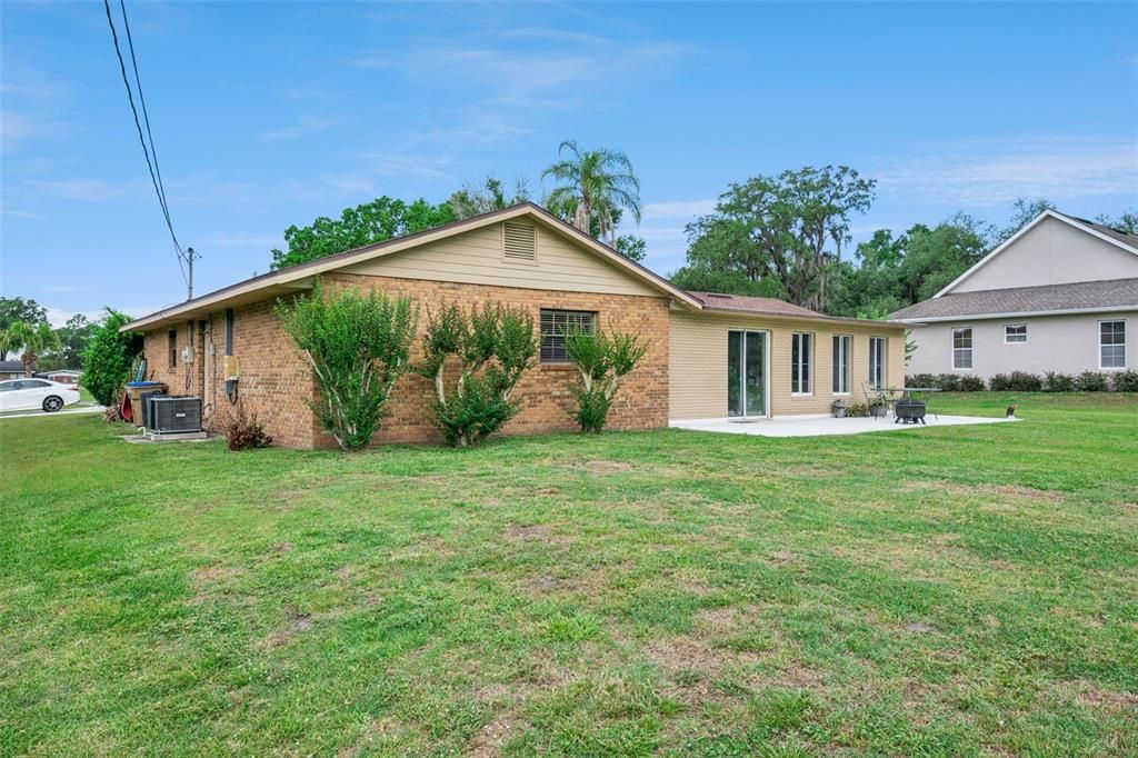Activo con contrato: $415,000 (3 camas, 2 baños, 2090 Pies cuadrados)