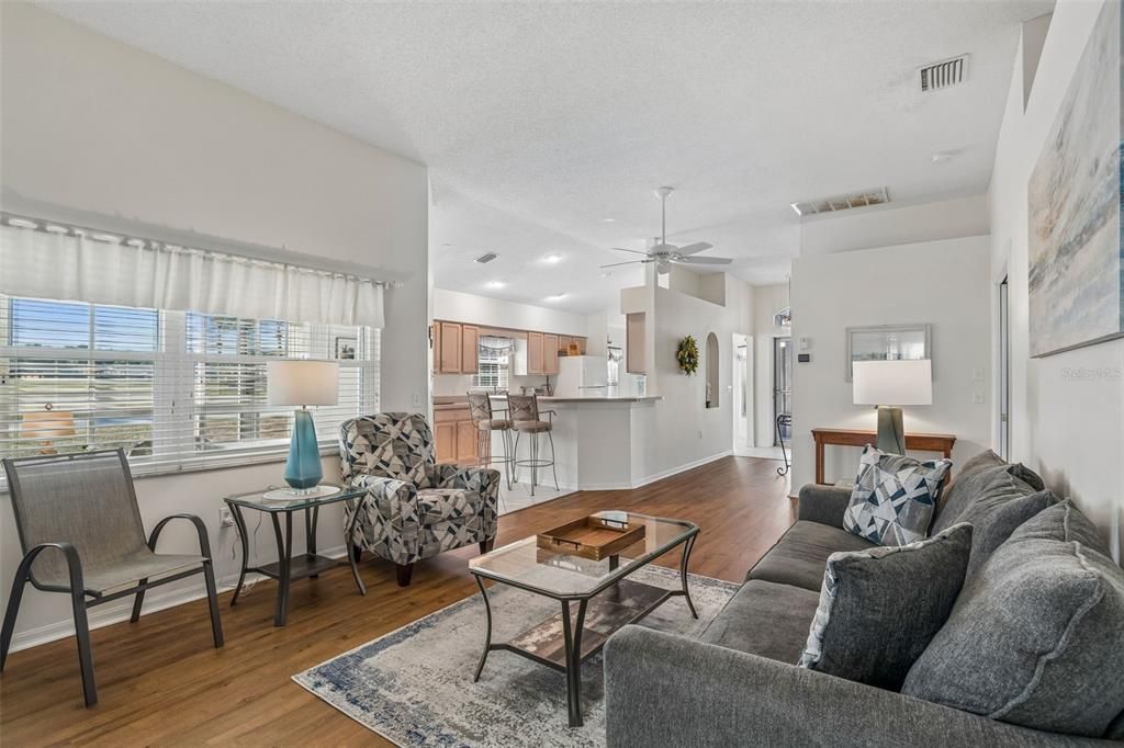 Activo con contrato: $275,000 (3 camas, 2 baños, 1556 Pies cuadrados)