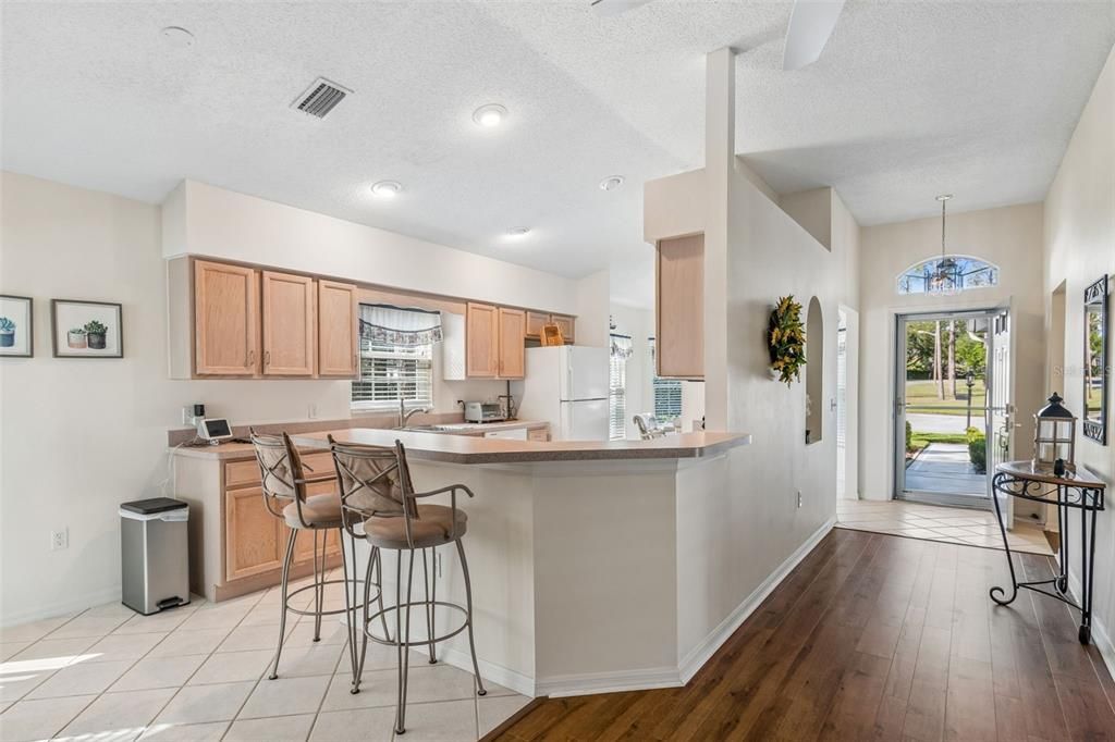 Activo con contrato: $275,000 (3 camas, 2 baños, 1556 Pies cuadrados)