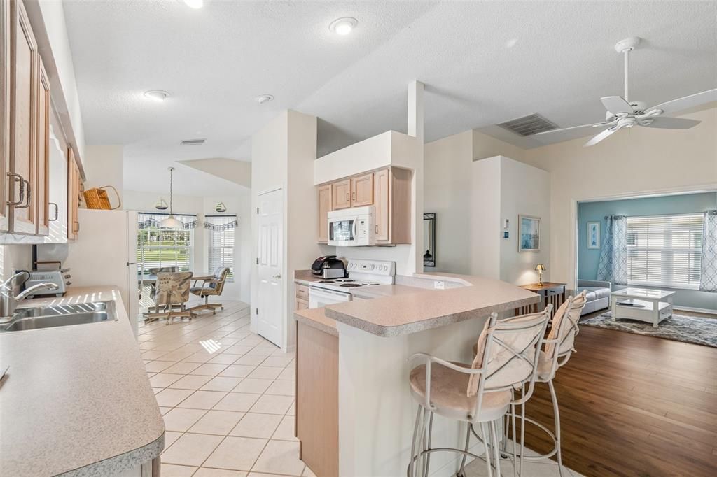 Activo con contrato: $275,000 (3 camas, 2 baños, 1556 Pies cuadrados)