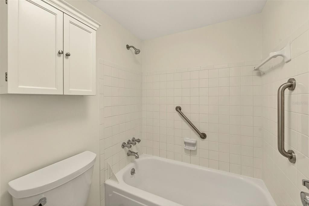 For Sale: $109,000 (2 beds, 1 baths, 827 Square Feet)