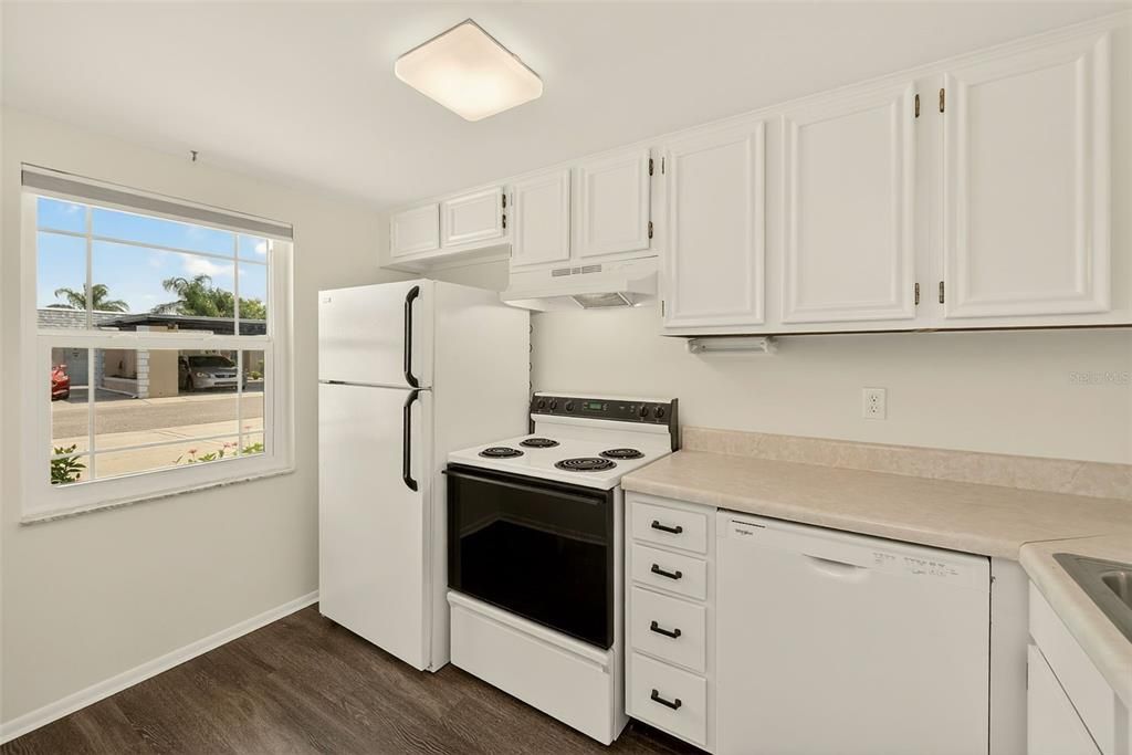 For Sale: $109,000 (2 beds, 1 baths, 827 Square Feet)